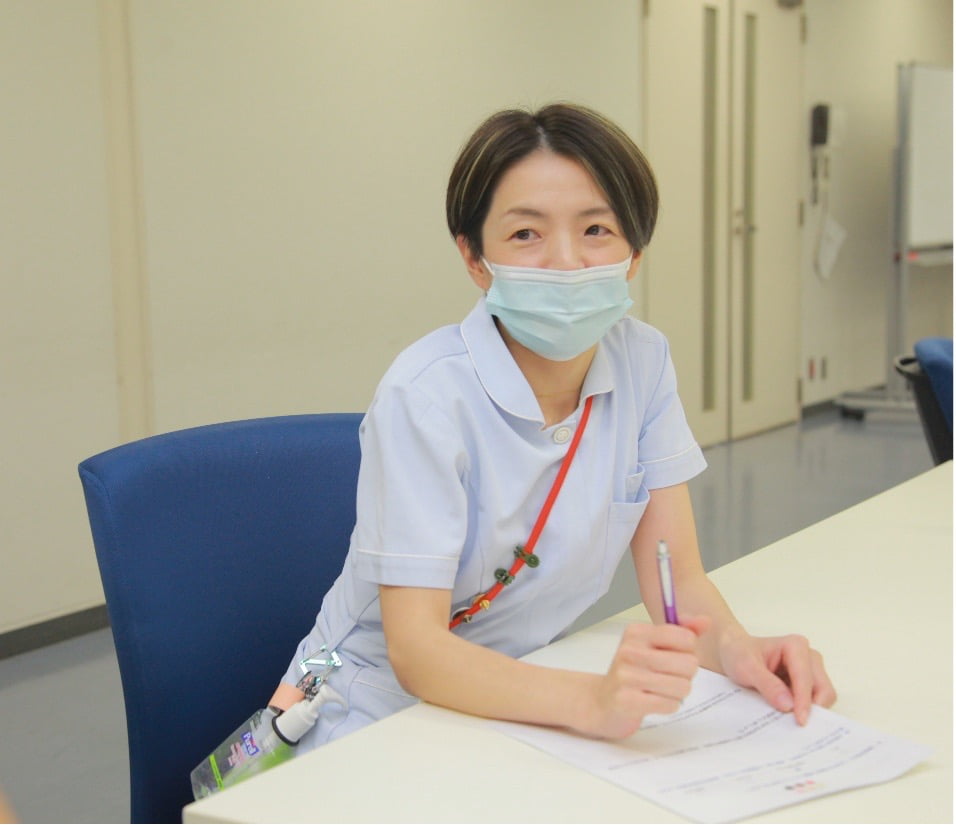 相談シートの活用について語る池上明香 看護師（兵庫医科大学病院）＝院内撮影